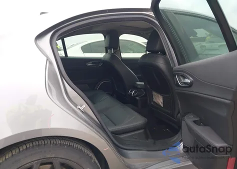 2021 Alfa Romeo Giulia Rwd z USA, uszkodzony, nr VIN ZARFAMAN3M7644958